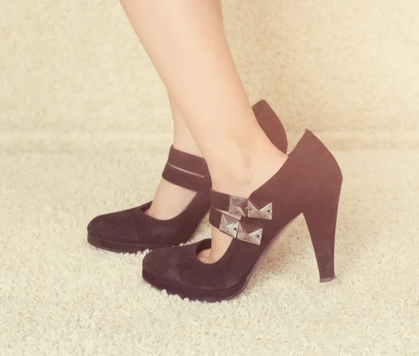 Baby foot i kvinnors högklackade skor — Stockfoto