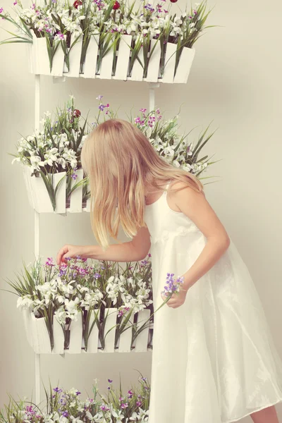 Vacker flicka med sommarblommor — Stockfoto