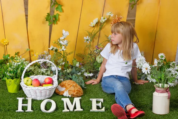 Liten flicka sitter på gräset — Stockfoto