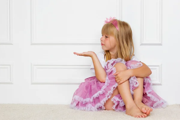 Kleines Mädchen in einem schönen Kleid — Stockfoto