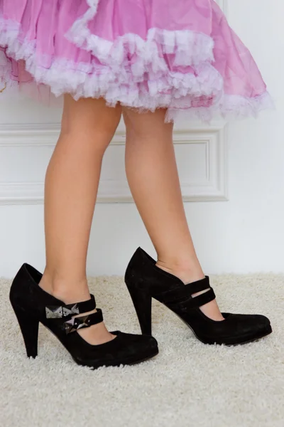 Pied bébé en chaussures à talons hauts pour femmes — Photo