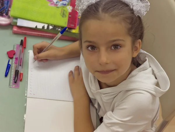 First grader fille écrit un stylo — Photo
