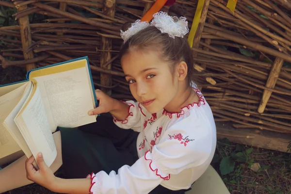 Όμορφο κοριτσάκι 7 χρόνια στο κέντημα βιβλία — Φωτογραφία Αρχείου
