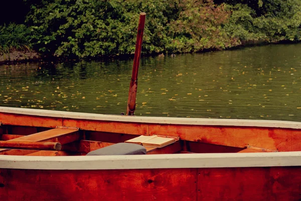 湖にボート — ストック写真