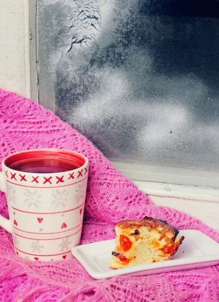 Kopp te nära fönstret vinter — Stockfoto