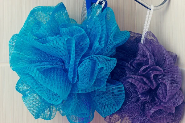 Éponge bleue accrochée à un crochet — Photo