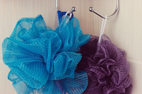 Éponge bleue accrochée à un crochet — Photo