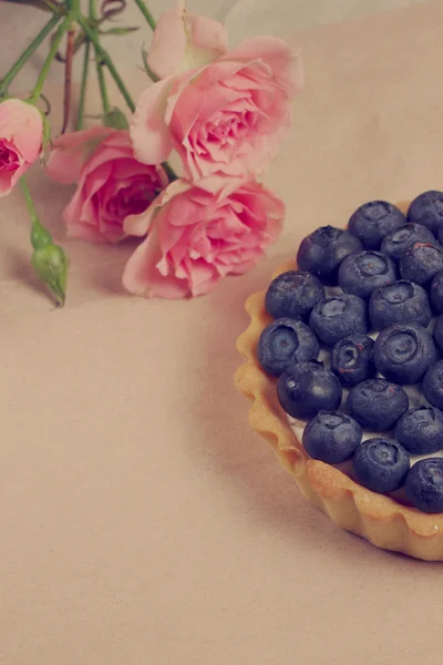 Torte mit Blaubeeren in der Nähe von Rosen — Stockfoto