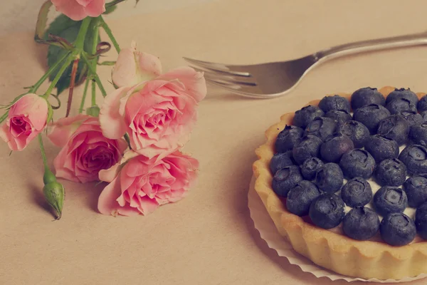 Tart com mirtilo perto de rosas — Fotografia de Stock