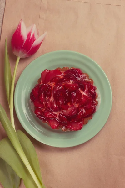 皿の上の新鮮なイチゴのタルト — ストック写真