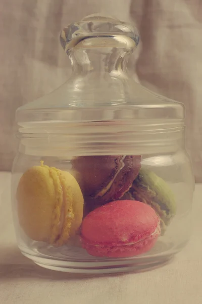 Tasse en verre pleine de macarons — Photo