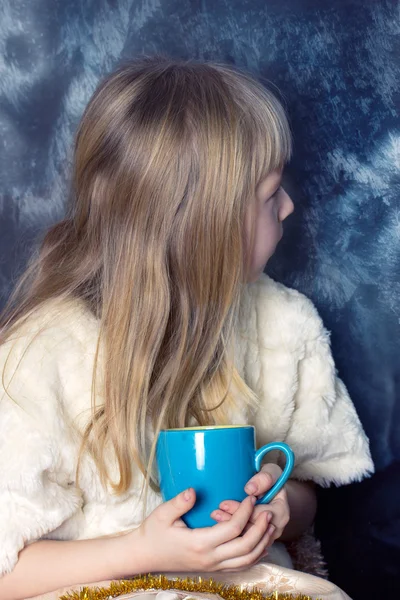 Schönes Mädchen, das aus dem Frostfenster schaut — Stockfoto