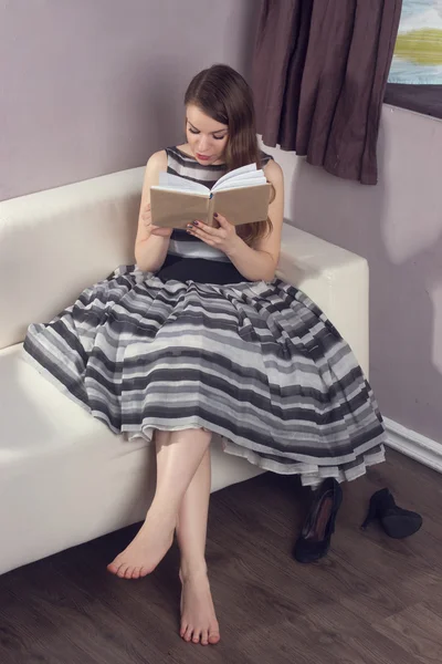 Mujer joven está leyendo un libro — Foto de Stock