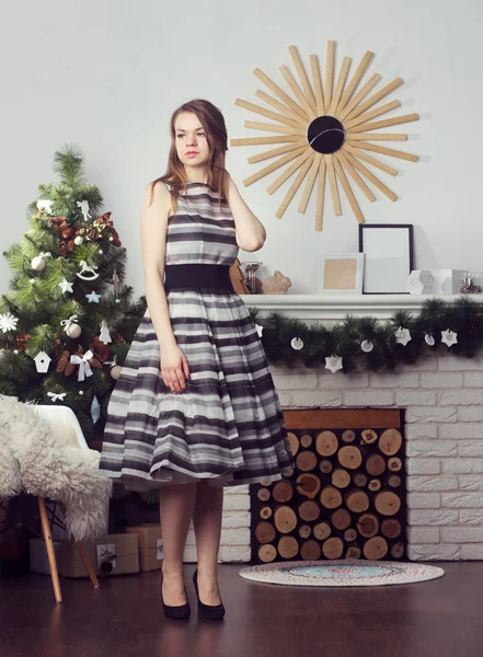 Chica en el fondo del árbol de Navidad —  Fotos de Stock