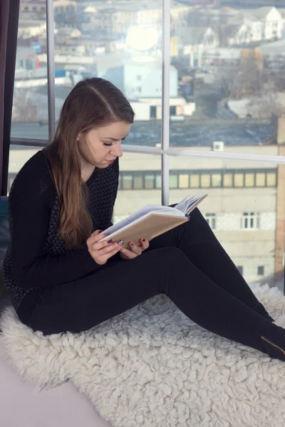 Vrouw thuis en kijken door het venster — Stockfoto