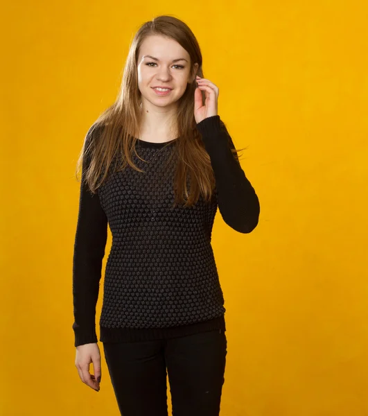 Fille sur un fond de mur orange — Photo