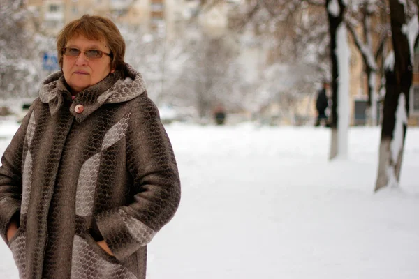 Femme mûre en vêtements d'hiver — Photo