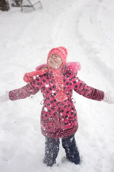 Niña en invierno —  Fotos de Stock