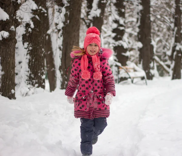 Klein meisje in de winter — Stockfoto