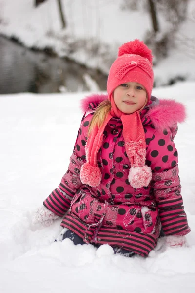 Küçük kız kışın — Stok fotoğraf