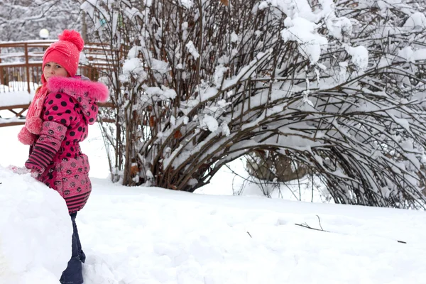 Kleines Mädchen im Winter — Stockfoto