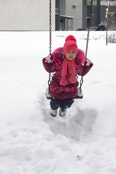 Adorable fille s'amuser sur une balançoire — Photo