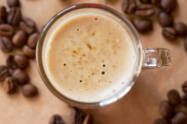 Latte bisküvi ile kahve fincan