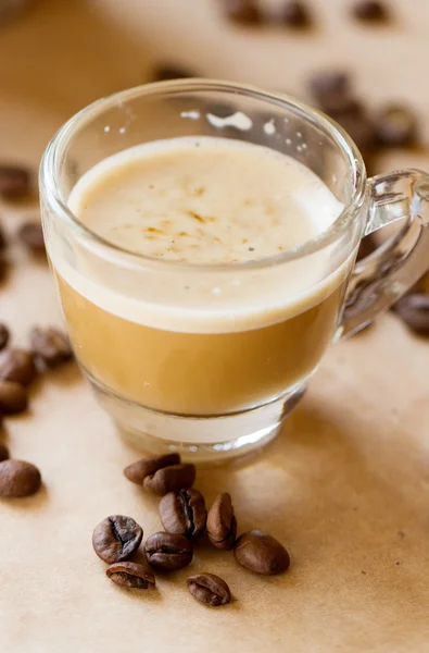 Hrnek latte káva s biscotti — Stock fotografie