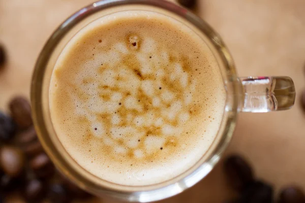 Latte bisküvi ile kahve fincan — Stok fotoğraf