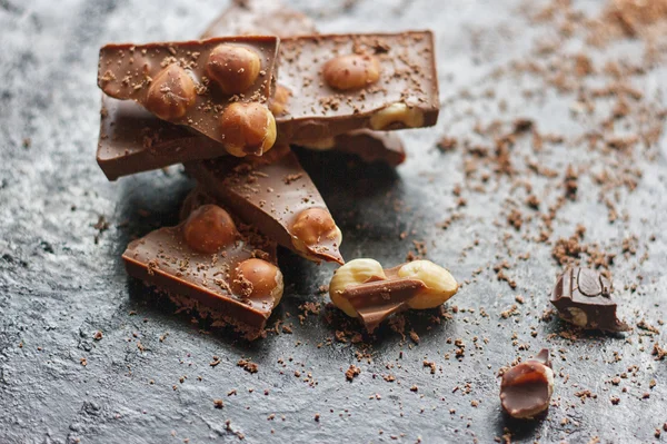 Chocolat aux noix sur fond en bois — Photo