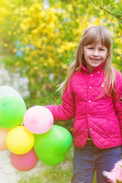 Mała dziewczynka bawi się balonami — Zdjęcie stockowe