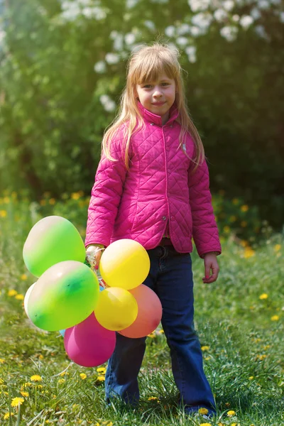 Mała dziewczynka bawi się balonami — Zdjęcie stockowe