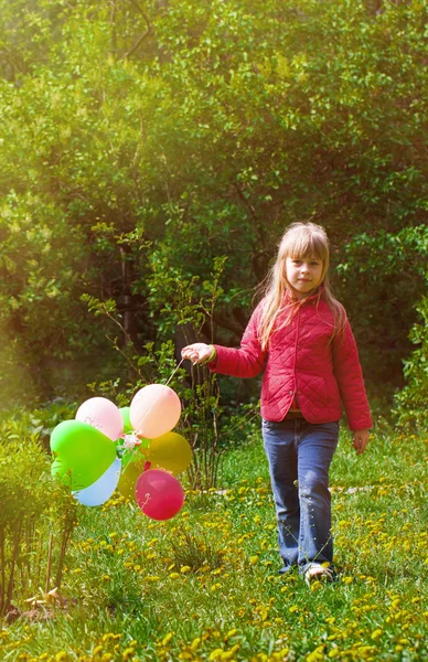 Niña jugando con globos —  Fotos de Stock