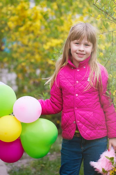 Leende flicka med ballonger — Stockfoto