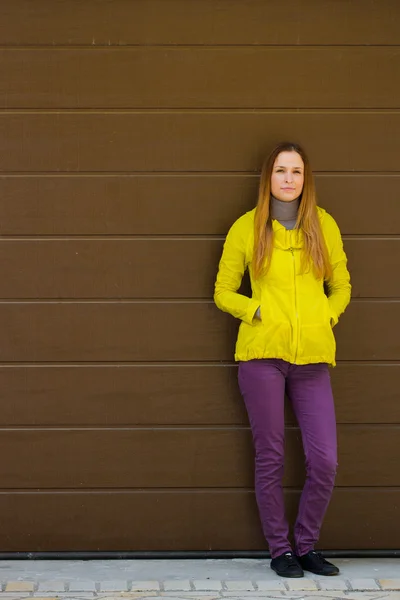 Belle fille à la mode dans la veste d'un mur — Photo