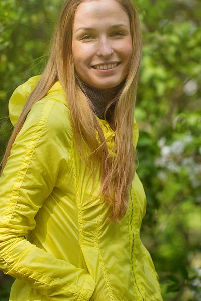 Sorridente ragazza contro parco verde . — Foto Stock