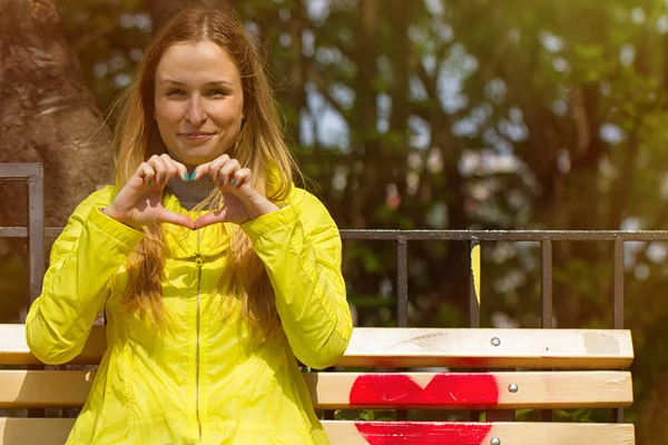 Meisje gevouwen haar vingers in de vorm van hart — Stockfoto