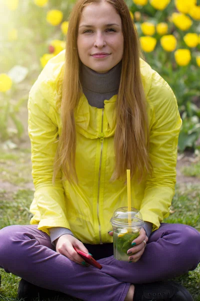 Mädchen mit einer Limonade im Freien — Stockfoto