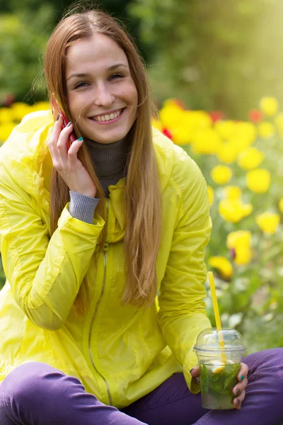 Kvinnan ringer på mobilen — Stockfoto