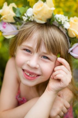  Çiçek çelengi içindeki küçük kız