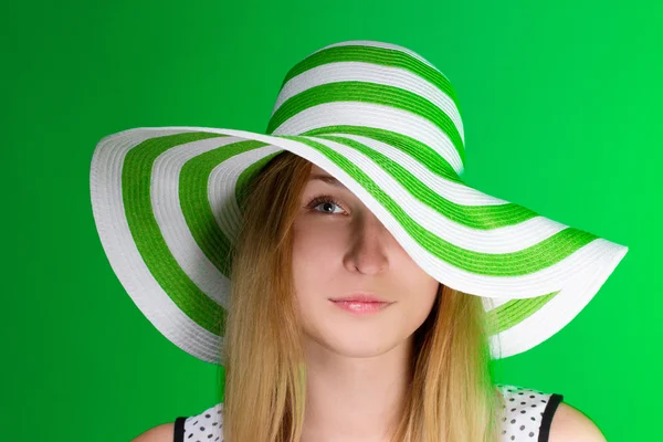 Girl in a green hat the beach strip. horizontal — 图库照片