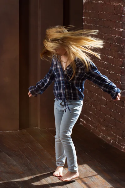 Girl 5 years spinning in the dance — Stockfoto