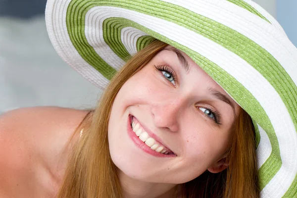 Woman straw hat in sunny — Stock Photo, Image