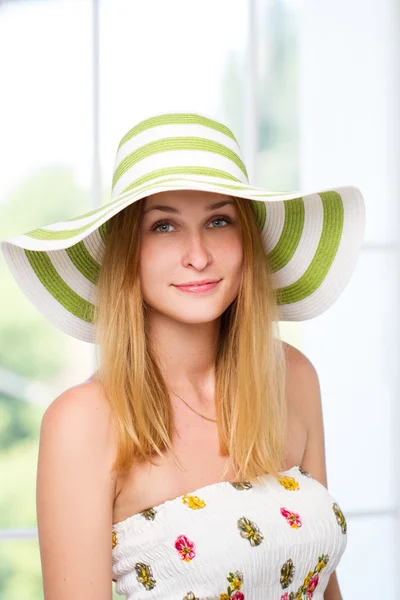 Cappello di paglia donna in sole — Foto Stock