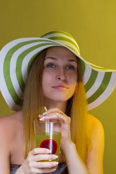 Femme buvant un cocktail — Photo