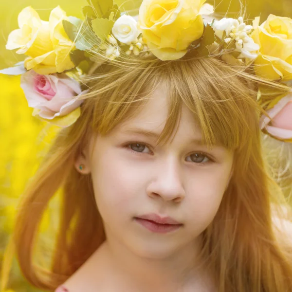 Belle fille étreignant un bouquet — Photo