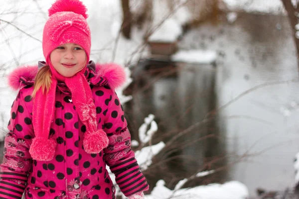 Petite fille jouer dans un tas de neige . — Photo