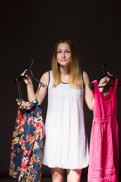 Hermoso espectáculo de mujer joven es la ropa — Foto de Stock