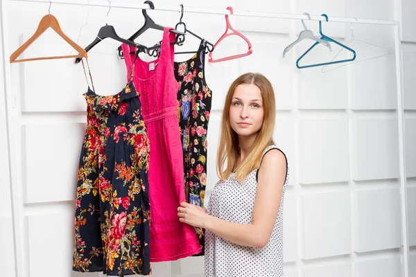 Jeune femme dans un showroom — Photo