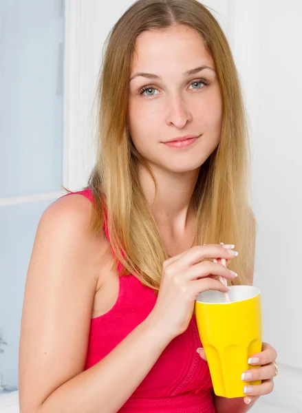 Stile casual giovane donna posa tenere bicchiere d'acqua — Foto Stock